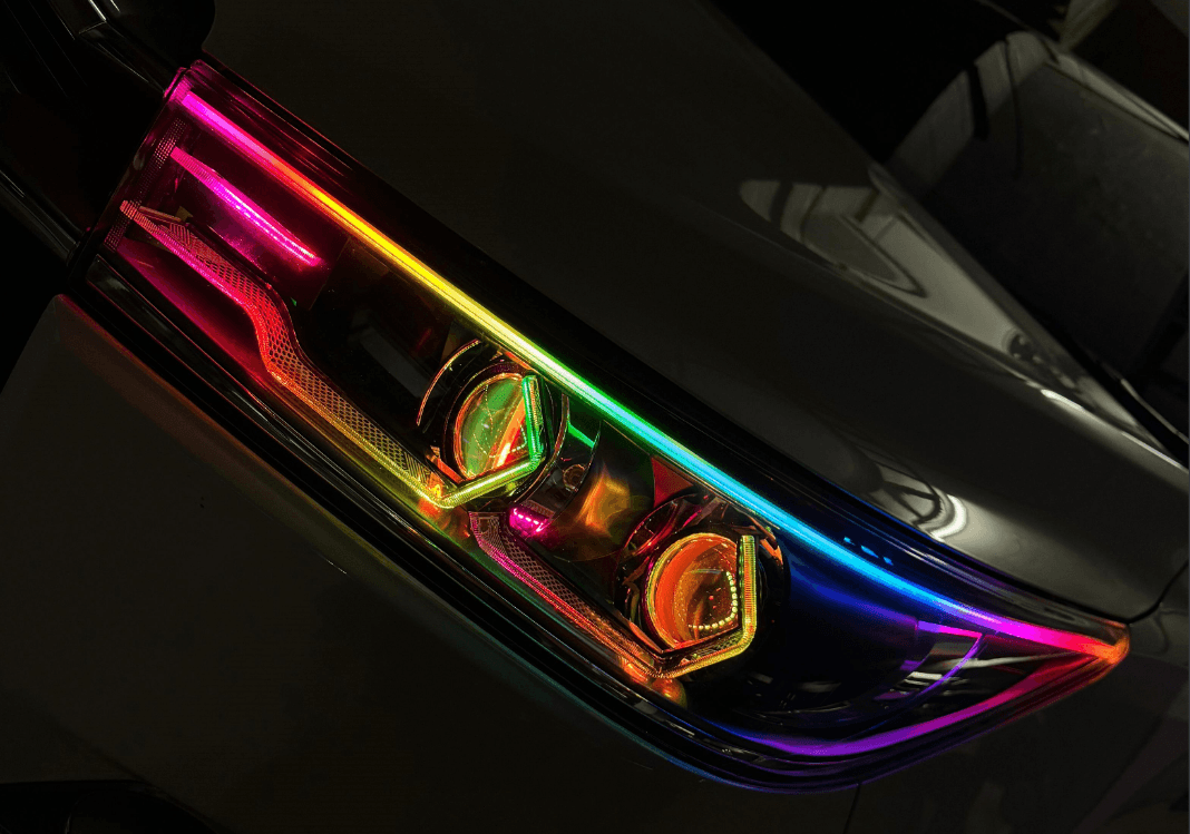 Mobil sport dengan lampu depan menyala